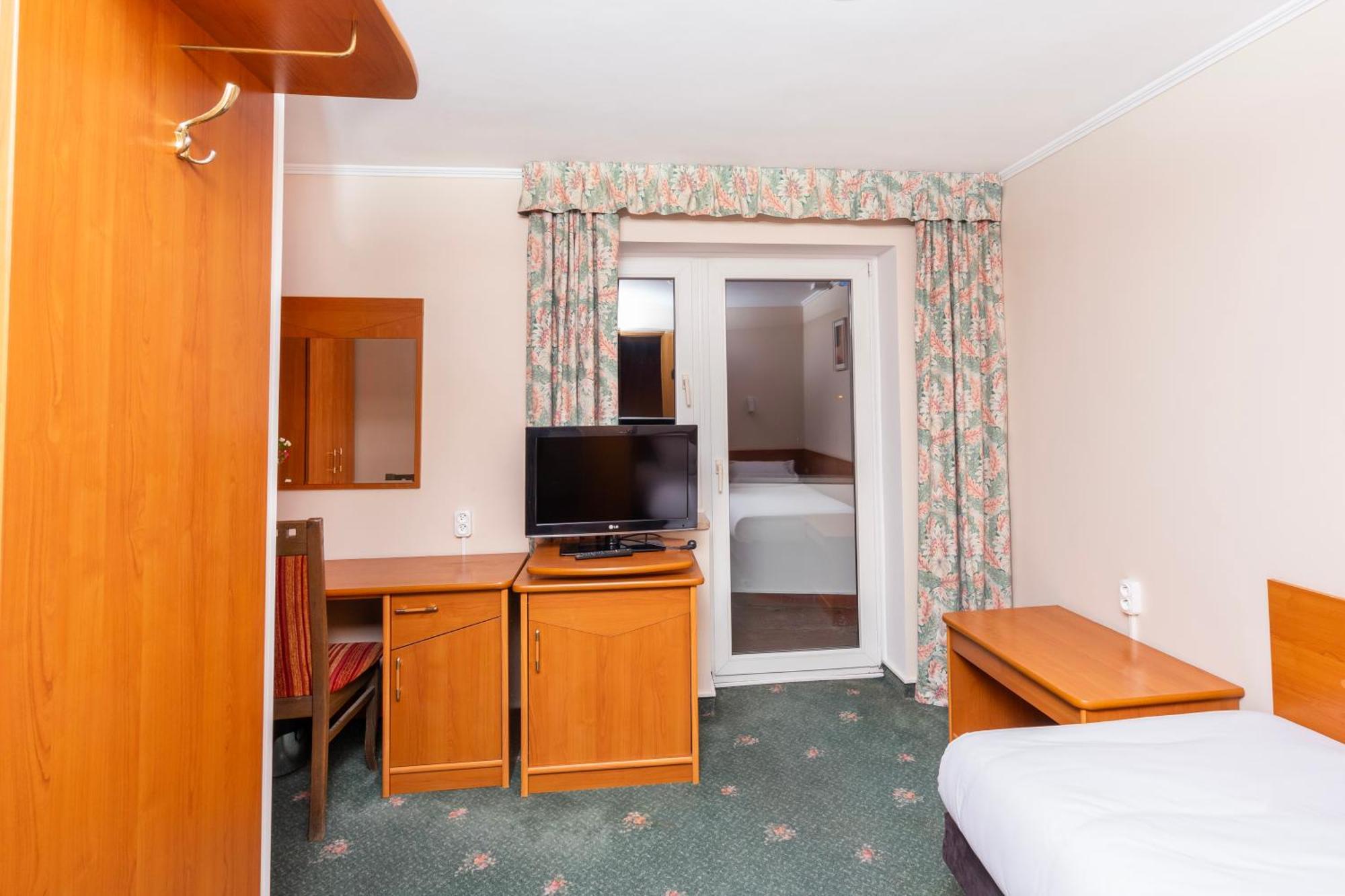 Hotel Victory Home Варшава Экстерьер фото