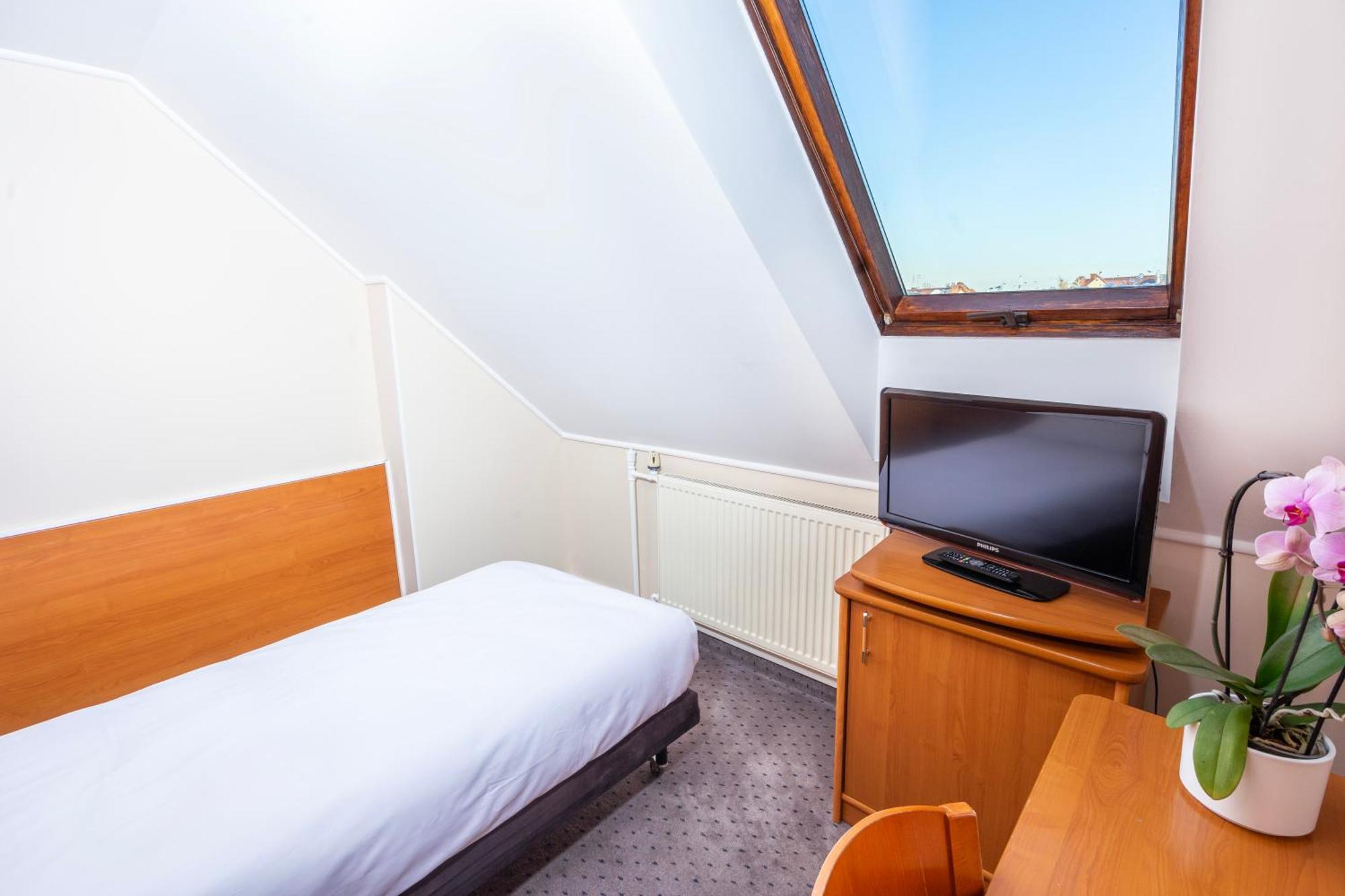 Hotel Victory Home Варшава Экстерьер фото